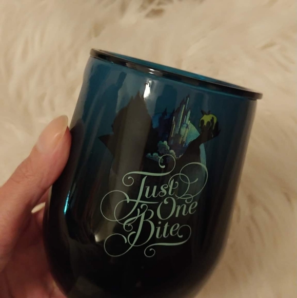 🍏FIRM! NWT DISNEY PARKS X CORKCICLE EVIL QUEEN JUST ONE BITE TUMBLER - Picture 3 of 7